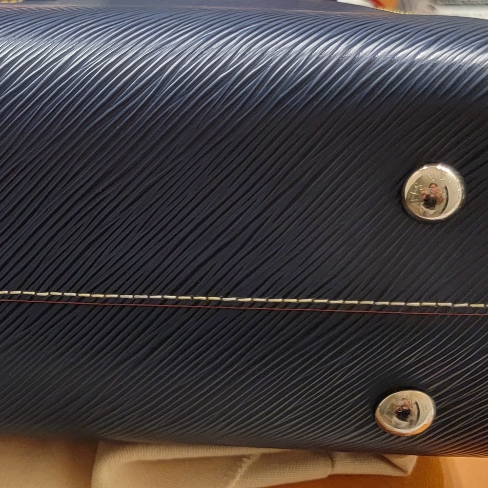 Louis Vuitton Epi Twist Tote - Picture 4 of 6